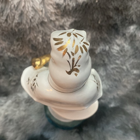 Elegant Porcelain Figurine with Gold Accents - Picture 3 of 16